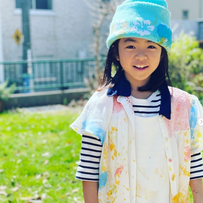 華やかな服を着た女の子が笑顔で正面を見てる