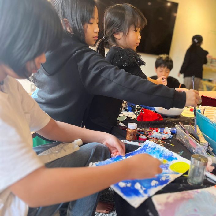 絵の具を使って作品を作っている子供達